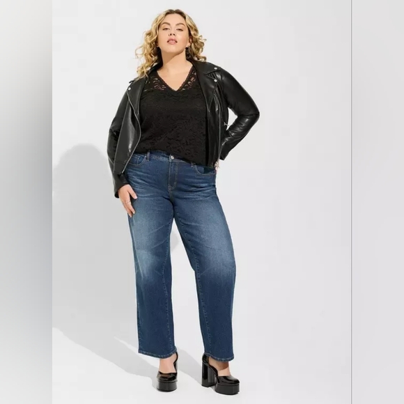 Torrid Black Stretch Lace V-Neck Tank - Picture 2 of 6